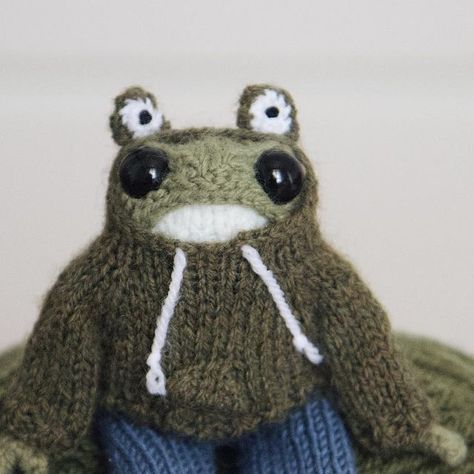 Cute Frog Crochet Pattern, Frog Sweater Crochet Pattern, Frog Knitting Pattern Free, Knitted Frog, Knitted Froggie Hat, Frog Knitted Hat, Knit Frog Clothes, Frogging In Knitting, Frog Doll