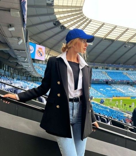 Sports Coach Outfit, Soccer Match Outfit Woman, Football Match Outfit Women, Sports Reporter Outfit, Female Coach Outfits, Soccer Outfits For Women, Soccer Game Outfit Women, Futbol Girl, Soccer Game Outfit