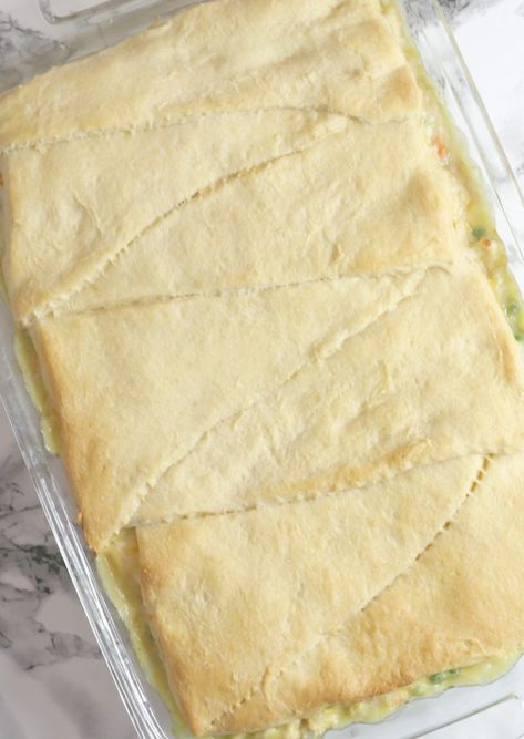 Quick and Easy chicken pot pie recipe with crescent rolls. Chicken Pot Pie Bake, Pot Pie Bake, Homemade Pot Pie, Pot Pie Recipe Easy, Easy Chicken Pot Pie Recipe, Creamy Chicken Pot Pie, Best Chicken Pot Pie, Pot Pie Casserole, Chicken Pot Pie Filling