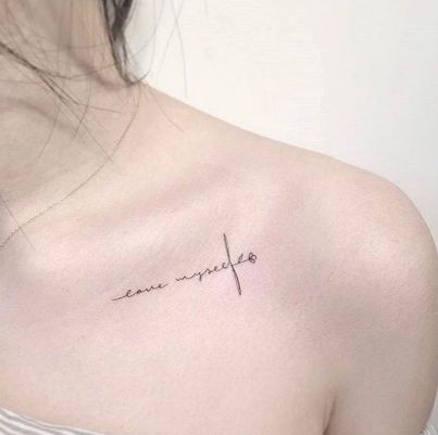 Beautiful Minimalist Yet Powerful Tattoo Ideas - My Minimalist World Shoulder Tattoos For Females, Powerful Tattoo, Collarbone Tattoo, Small Shoulder Tattoos, Bone Tattoos, Omerta Tattoo, Initial Tattoo, Shoulder Tattoos For Women, Collar Bone Tattoo