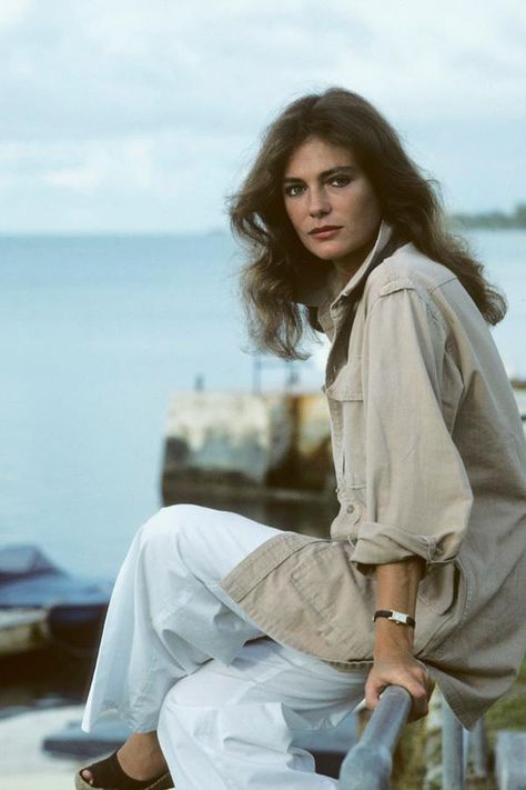 1970s Fashion Icons - Actress Jacqueline Bisset with dreamy brushed out 70s curls, wearing a khaki cargo jacket and white trousers Style Icons Women, Ali Michael, Jacqueline Bisset, Celebrity Style Icons, 1970s Style, Jane Birkin, Drew Barrymore, Fashion Icons, 1970s Fashion