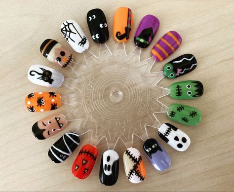 Mummy Halloween Nails, Gelish Halloween Nails, Mummy Nails Halloween, Halloween Nails Mummy, Nail Halloween Designs, Uñas Halloween Aesthetic, Gelish Halloween, Dracula Nails, Halloween Witch Nails