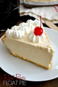 This Root Beer Float Pie is perfect! Creamy, dreamy, icy and sweet, it's packed with that nostalgic, old-fashioned root beer flavor! Tennessee Recipes, Root Beer Float Pie, Root Beer Float Recipe, Milk Pudding, Beer Float, Pumpkin Recipes Dessert, Root Beer Float, Sweet Pie, Delicious Pies