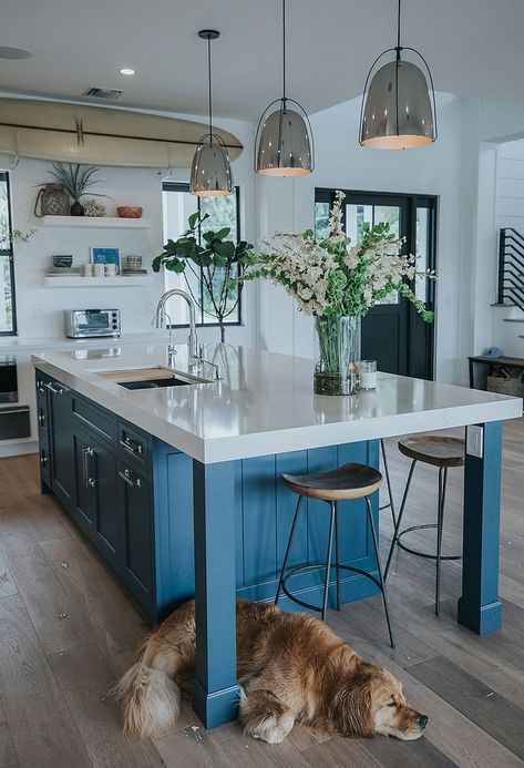 White Modern Farmhouse Beach House - Home Bunch Interior Design Ideas Blue Island Kitchen, Kitchen With Table, Beautiful White Kitchens, Blue Kitchen Island, White Modern Farmhouse, Home Bunch, Light Wood Floors, Happy Kitchen, Kitchen Paint Colors