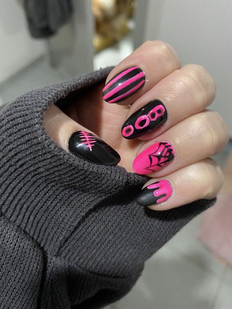 Pink And Black Halloween Nails Short, Hot Pink And Black Halloween Nails, October Pink Nails, Pink And Black Nails Design, Black And Pink Halloween Nails, Hot Pink Halloween Nails, Pink And Black Halloween Nails, Black Pink Halloween, Pink And Black Nail Art