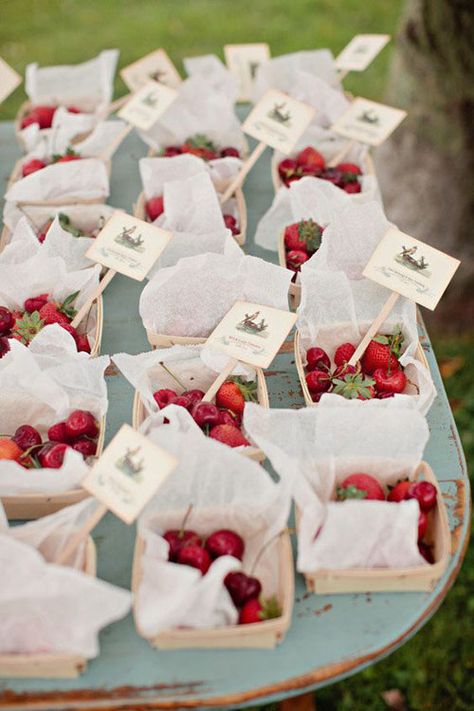 Fresh Fruit Wedding Favors/Escort Cards Wedding Strawberries, Summer Wedding Favors, Fruit Wedding, Edible Wedding Favors, Handmade Wedding Favours, Wedding Favors Cheap, Favors Diy, Diy Wedding Favors, Summer Refreshments