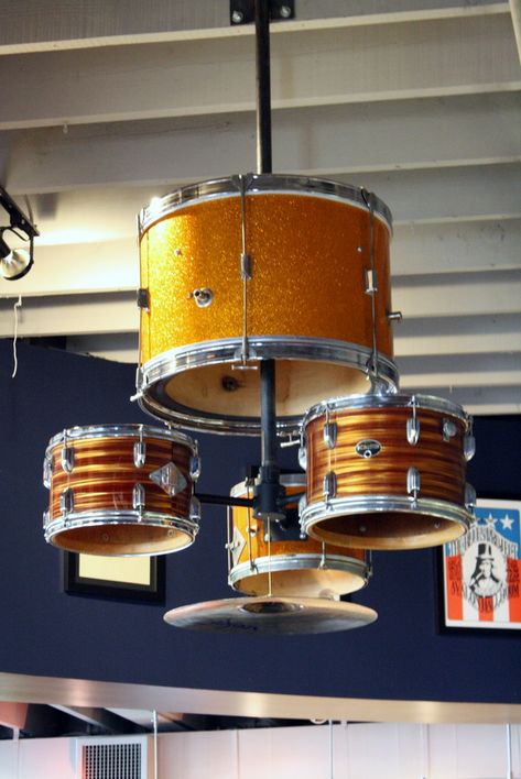 Drum Chandelier - How cool for a pool room, boys room or garage band? Drum Lighting, Drum Furniture, Drum Light Fixture, Music Furniture, Old Musical Instruments, Drum Design, Band Room, Drum Room, Future Man