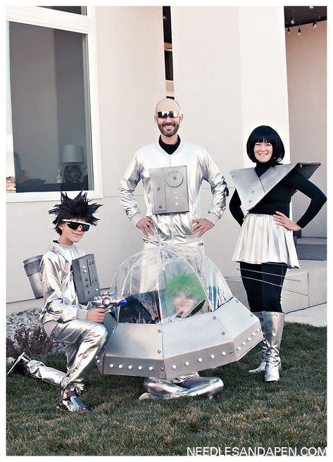 Outer Space Costume, Sci Fi Costume, Space Costumes, Future Costume, Space Family, Alien Halloween, Retro Sci Fi, Outer Space Party, Alien Costume