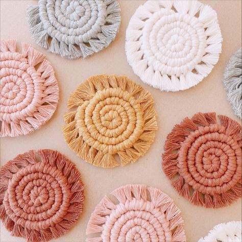 Wood Coasters Diy, Macrame Circle, Macrame Mini, Macrame Coasters, Mini Macrame, Fiber Artist, Cup Holder Coasters, Diy Coasters, Boho Macrame