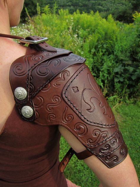 Athos Pauldron by https://www.deviantart.com/dragonsbanearmoryfx on @DeviantArt Leather Pauldron, Renn Faire, Forest Festival, Leather Armour, Awesome Cosplay, Leather Ideas, Leather Armor, Medieval Armor, Armors