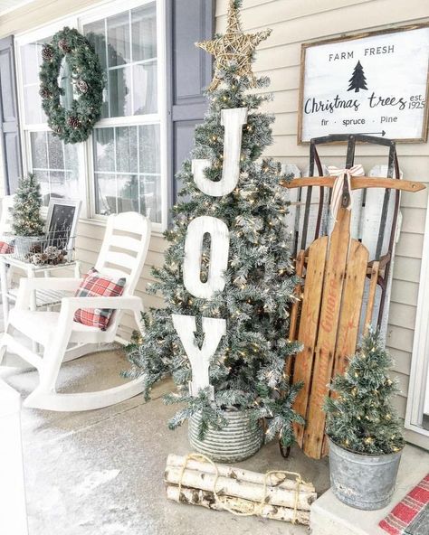 Christmas Tablescape, Christmas Porch Decor, Thomas The Train, Christmas Porch, Front Porch Christmas Decor, Farmhouse Christmas Decor, Noel Christmas, Décor Diy, Country Christmas