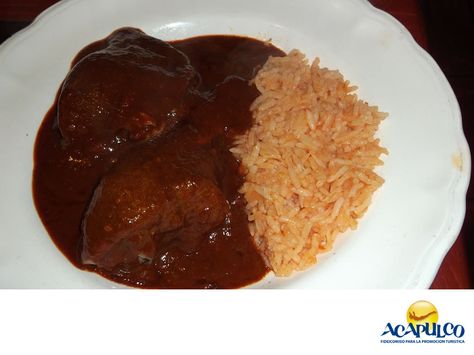 #comidaacapulqueña Prueba el delicioso mole guerrerense en Acapulco. TIPS DE COCINA. El mole es una comida típica de México. Su nombre hace referencia a moler chiles agregando un líquido. El mole guerrerense se parece al tradicional, sólo que éste se prepara con chiles costeños que le dan un sabor especial y delicioso y lo puedes saborear en muchos restaurantes del Puerto. Durante tus próximas vacaciones en Acapulco te invitamos a probar esta delicia culinaria. www.fidetur.guerrero.gob.mx Chicken Mole Recipe, Mole Recipe, Mole Poblano, Chicken Mole, Banana Cheesecake, Hispanic Food, Latin Food, Cooking Recipes Desserts, Mexican Dishes