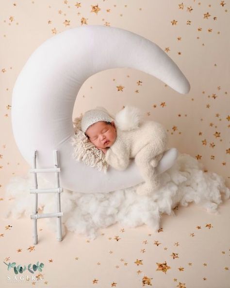 Baby Girl Photoshooting Ideas, A Million Dreams, Baby Photography Backdrop, Million Dreams, One Month Baby, Foto Newborn, Baby Moon, Newborn Mom, Baby Boy Pictures