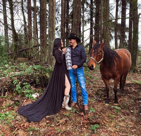 Western Gender Reveal Outfit, Western Gender Reveal Photoshoot, Maternity Western Outfits, Cowboy Themed Maternity Shoot, Pregnant Western Outfits, Western Baby Announcement, Western Family Photoshoot, Western Maternity Shoot, Cowgirl Pregnancy Outfits