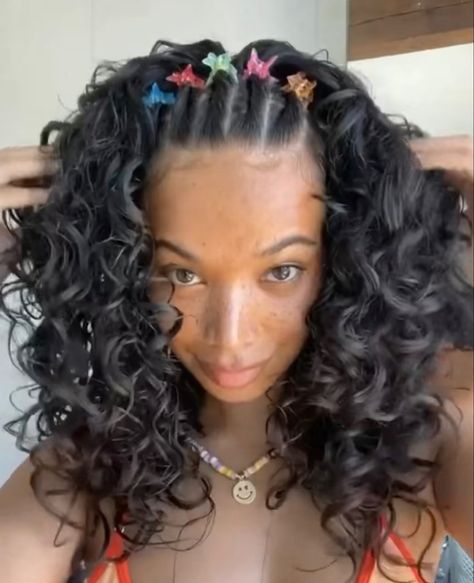 Rave Hairstyles, 2000s Hairstyles, Curly Hair Accessories, Concert Hairstyles, Butterfly Hair Clips, Rave Hair, Y2k Hairstyles, Cute Curly Hairstyles, Curly Hair Styles Easy