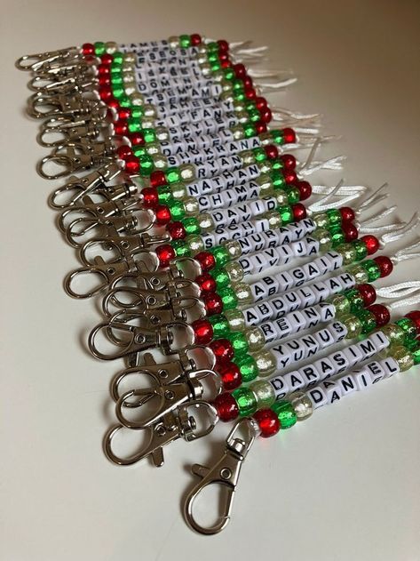 Things To Sell At Christmas, Christmas Keychains Diy, Christmas Key Chains, Handmade Crafts To Sell, Diy Christmas Jewelry, Christmas Beads Craft, Christmas Keychains, Christmas Key, Christmas Beading