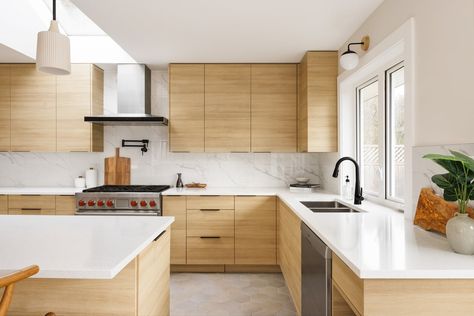 M I N T | Interior Design Studio, Interior Designer Alexis Solomon Kitchen Black Faucet, Rift Sawn White Oak Cabinets, Modern Kitchen Black, Rift Sawn White Oak, White Oak Cabinets, Design Studio Interior, Backsplash White, Modern Black Kitchen, White Quartz Countertops