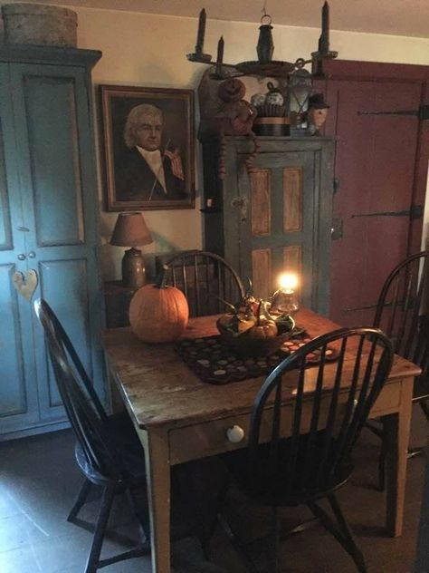 Colonial Dining Room, Halloween Dining Room, Primitive Dining Room, Early American Decor, Primitive Dining Rooms, Dining Room Decoration, Primitive House, Primative Decor, Room Decoration Ideas