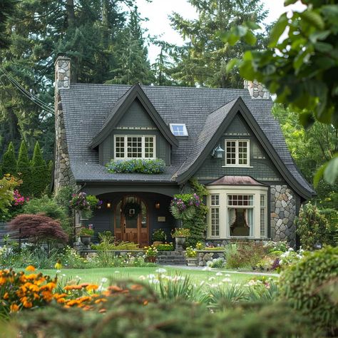 House Outer Design Aesthetic, Small House Green Exterior, Woodsy House Exteriors, Historic Homes Exterior, Vintage House Exterior, Cottage Home Exterior, Cottage House Exterior, Houses Small, Small House Exteriors