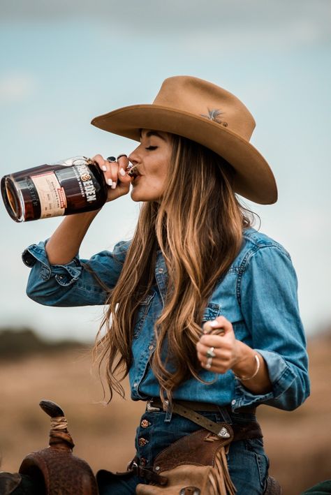 Ranchero Outfits Women, Western Photo Shoots, Cowgirl Photography, Drinking Whiskey, Cowgirl Photoshoot, Cowboy Photography, Foto Cowgirl, Cowgirl Photo, Outfit Ideas For School