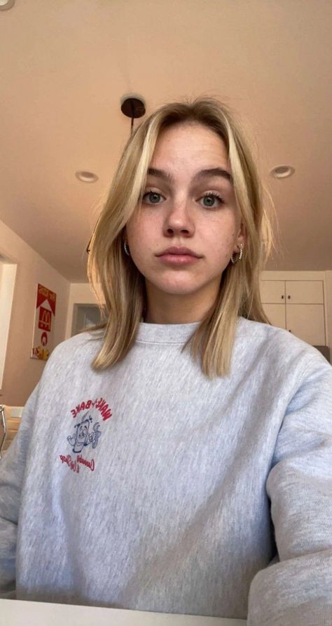 Dirty Blonde Shoulder Length Hair, Short Blonde Hair With Curtain Bangs, Short Hair Cuts For Teens, Shoulder Length Hair Blonde, Hair Shopping, Thick Blonde Hair, Teen Haircuts, Shoulder Length Blonde, Emma Brooks