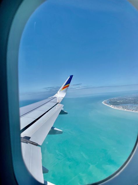 Airplane window overlooking ocean and beach in Florida Clear Ocean Water, Tropical Place, Preppy Vacation, Preppy Travel, Travel Airplane, Happy Vacation, Clearwater Beach Florida, Sun Aesthetic, Preppy Beach