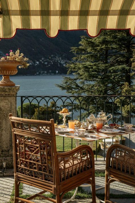 Pool Bar Design, Italian Country House, Lake Como Villas, Country Mansion, Italian Lakes, Best Spa, Relaxing Vacations, Luxury Boutique Hotel, Lake Garda