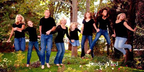 Fun shot and black with jeans Family Portrait Ideas, Picture Pose Ideas, Large Family Portraits, Fun Family Pictures, Unique Family Photos, Outdoor Family Portraits, Extended Family Photos, Large Family Photos, Family Photo Ideas