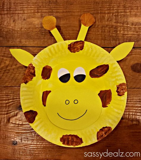 This paper plate giraffe was super fun to make! You could make one for a zoo theme unit or if you’re just learning about giraffes. You could also make the paper plate into a giraffe mask for the kids if you just punch out the eyes instead! It turned out so cute! Paper Plate Activities, Hibernation Crafts, Superhero Preschool, Zoo Crafts, Paper Plate Animals, Giraffe Crafts, Yellow Crafts, Paper Plate Crafts For Kids, Activities For Preschoolers