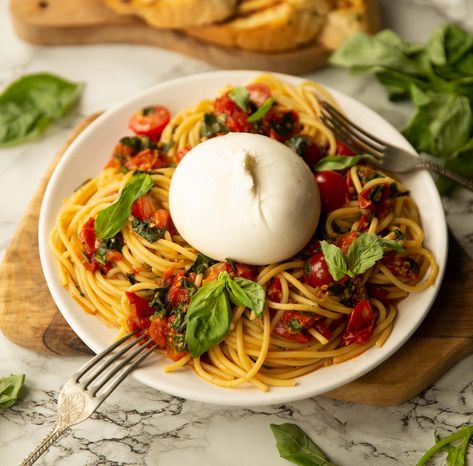 Dinner Ideas Pasta, Pasta Burrata, Pasta With Burrata, Best Dinner Ideas, Burrata Pasta, Garlic Balsamic, Night Dinner Recipes, Burrata Salad, Caprese Pasta