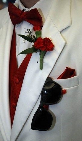 White And Red Tuxedo Wedding, Grooms In Tuxedos, Quinceanera Chambelanes, White Jeans For Men, Red Tux, White Tuxedo Wedding, Mens Dinner Jacket, White Tuxedo Jacket, Prom Tux