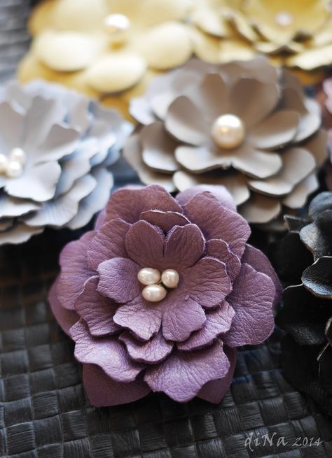 Faux Leather Flowers, Leather Flower Pattern, Leather Flower Tutorial, Leather Working Patterns, Diy Sandals, Diy Leather Projects, Leather Craft Patterns, Bracelets Handmade Diy, Burlap Crafts