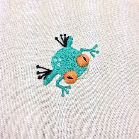 Frog Embroidery, Sewing Decor, Decor Things, Trendy Sewing Projects, Embroidery On Clothes, Cute Embroidery, Machine Embroidery Applique, Machine Applique, Free Machine Embroidery Designs