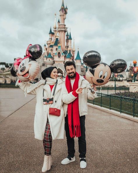 Disneyland Couples Outfits, Disney Poses, Motocross Girls, 1st Birthday Girl Decorations, Disney Paris, Disneyland Outfits, Honeymoon Outfits, Cute Couples Photography