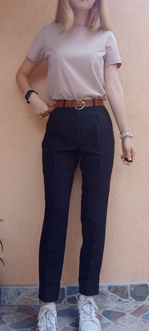 Simple Office Looks For Women, Formal Pants With Sneakers Women, Formal Pants Casual Outfit, Casual Outfit White Sneakers, Formal Black Trousers Outfit Women, Shirt And Trousers Women Casual Outfits, T Shirt And Trousers Women, Casual Semi Formal Outfit, Black Trouser Outfit Women