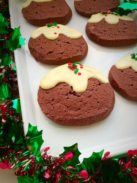 Chocolate Christmas Pudding Cookies. Just think on the deliciousness that is these chocolatey wonders. Hello everyone how is the run up to Christmas going for you? This time of year can be completely manic and overwhelming for me and strange as it may seem, a day spent baking and creating, although a luxury, is a … Continue reading Chocolate Christmas Pudding Cookies Christmas Pudding Cookies, Christmas Pudding Biscuits, Xmas Biscuits, Chocolate Christmas Pudding, Cookies Pudding, Chocolate Christmas Cookies, Jul Mad, Baking Easy, Easy Christmas Cookie Recipes