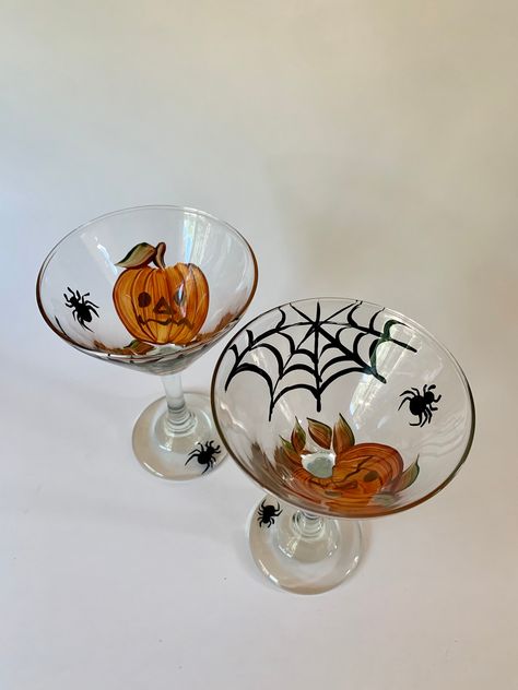 Martini Glass Painting Ideas, Thanksgiving Glasses, Martini Painting, Fall Wine Glasses, Halloween Martini, Pumpkin Martini, Fall Wedding Decor, Fall Throw Blanket, Halloween Cocktail