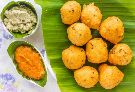 Mysore Bonda Mysore Bonda, Indian Breakfast, Tea Time Snacks, Indian Street Food, Indian Snacks, Coconut Curry, Mysore, Vegan Recipes Healthy, Best Breakfast