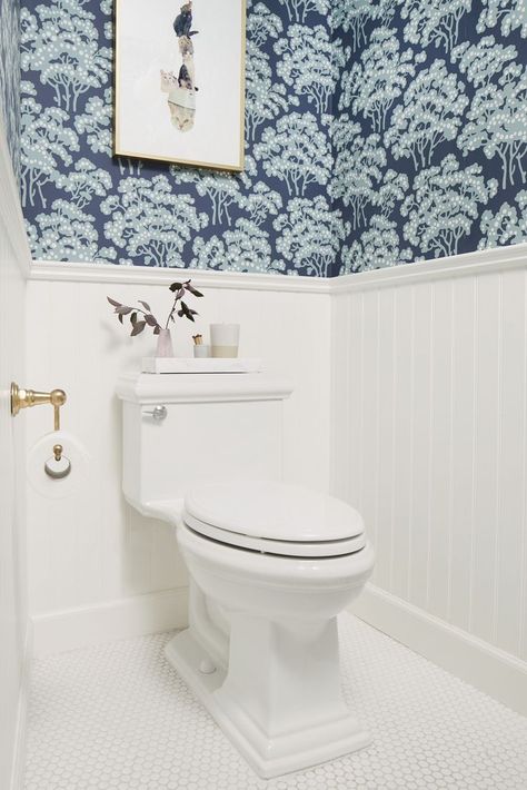 Farrow And Ball Wallpaper, Wallpaper For Small Bathrooms, Design Interior Baie, Bathroom Organization Hacks, Traditional Bathroom Designs, Guest Toilet, Bad Inspiration, Toilet Room, Small Toilet