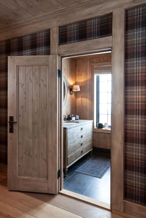 Mountain Lodge Interior, Ski Lodge Interior, Lodge Bathroom, Lodge Bedroom, Mountain Interiors, Modern Lodge, Chalet Interior, Chalet Design, Plaid Wallpaper