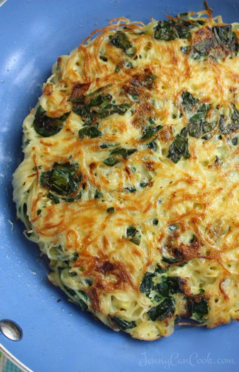 Spaghetti Frittata with Spinach recipe from Jenny Jones (JennyCanCook) Cooks on the stove top, ready in 30 minutes. Frittata With Pasta Recipes, Fritata Recipe With Pasta, Spaghetti Squash Frittata, Spaghetti Frittata Recipes, Easy Stove Top Meals, Spaghetti With Egg, Spaghetti Spinach, Spaghetti Frittata, Breakfast Pasta