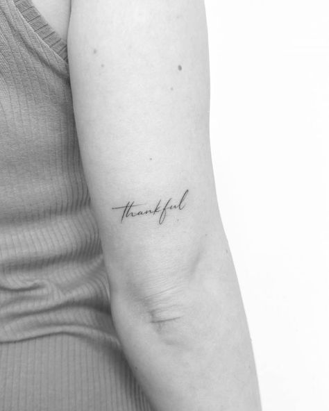 TATTOO STUDIO: Mrs.Tattoo Studio DESCRIPTION Tattoo of the word "thankful" handwritten on the tricep. Source Mrs Tattoo, Mini Tattoo Ideas, Tricep Tattoos, Handwriting Tattoos, Artists Studios, Inner Arm Tattoo, Small Quote Tattoos, Quote Tattoos, Mini Tattoo