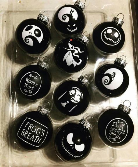 Nightmare Before Christmas Tree, Jack Nightmare Before Christmas, Halloween Christmas Tree, Nightmare Before Christmas Ornaments, Nightmare Before Christmas Decorations, Black And White Christmas, Creepy Christmas, Nightmare Before Christmas Halloween, Dark Christmas