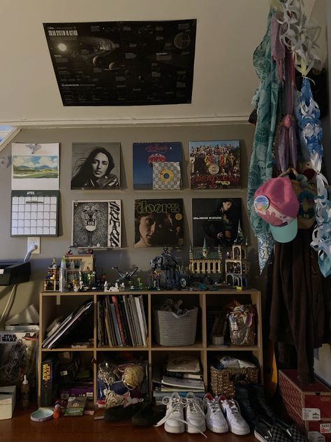 Small Cluttered Bedroom Aesthetic, Mess Room Aesthetic, Bedroom Ideas Cluttered, Clutter Bedroom Aesthetic, Grunge Bookshelf, Cryptidcore Room, Cluttered Bedroom Aesthetic, Clutter Room, 90s Room Aesthetic