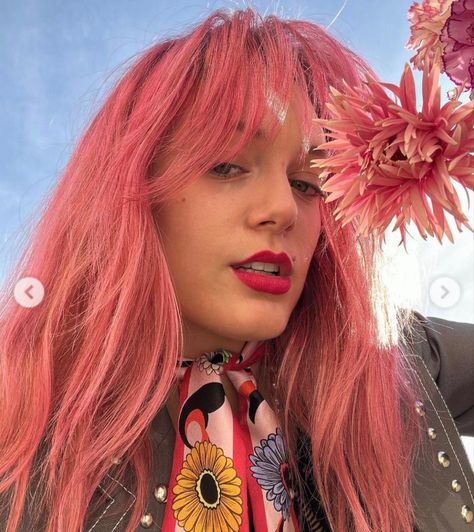 Florence Given Style, Florence Given Outfit, Alyssa Aesthetic, Living Deliciously, Florence Given, Curly Pink Hair, Bi Fashion, Boring Hair, This Is Your Life