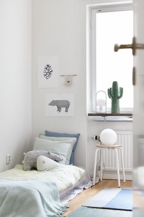 White, Simple, Beautiful Kid's Rooms - Petit & Small Minimalist Kids Room, Minimalist Kids, Kids Room Inspiration, Floor Bed, Toddler Bedrooms, Minimalist Room, Kids Interior, Boys Bedrooms, Boy's Bedroom