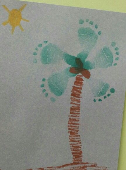 Footprint Palm tree - do with hand flamingo Beach Footprint Art, Vacation Crafts For Toddlers, Summer Footprint Art For Babies, Beach Handprint Art, Hand Print Art, Infant Art, Print Crafts, June Crafts, Infant Room