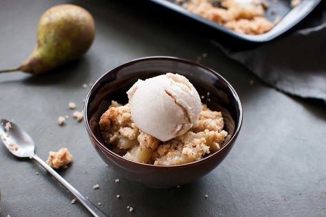 Classic Pear Crisp Canned Pear Crisp, Canned Pear Recipes, Pear Cobbler Recipe, Pear Crisp Recipe, Pear Crumble Recipe, Pear Cobbler, Pear Upside Down Cake, Pear Bread, Pear Muffins