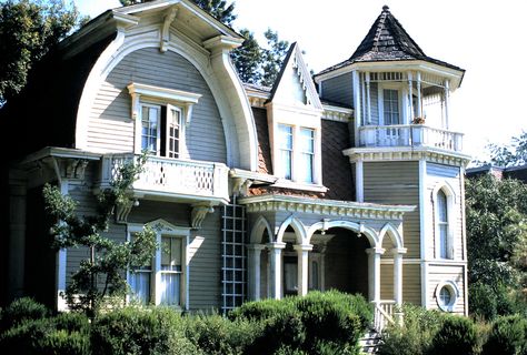 Munsters House, Morning Circle, Movie Houses, House Styling Interior, Houses In Japan, Victorian House Plans, Victorian Beauty, Doll House Plans, Bloxburg Ideas