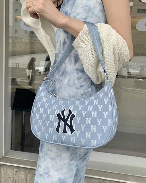 Blue Purse Outfit, Purse Outfit, Luxury Bags Collection, Photo Bag, Girly Bags, Blue Purse, Pretty Bags, Feeling Blue, Cute Bags